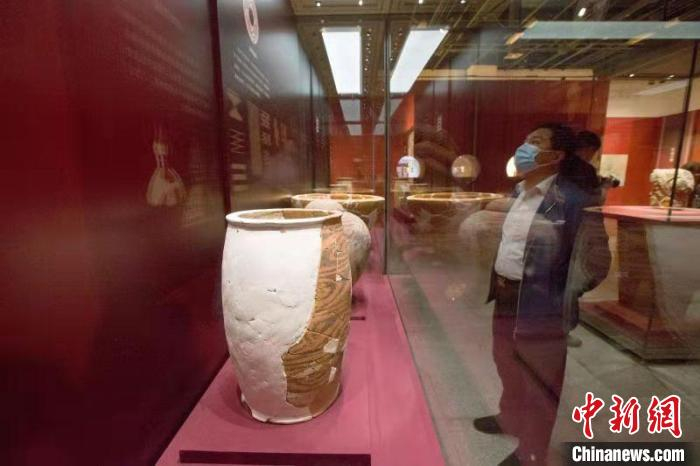 民众参观“礼出红山——红山文化精品文物展”。 张云 摄