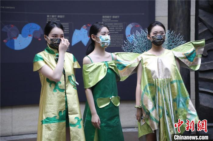 学生穿着自制的三星堆服饰参观博物馆。　毛成山 摄