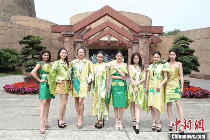 学生穿着自制的三星堆服饰亮相。　毛成山 摄