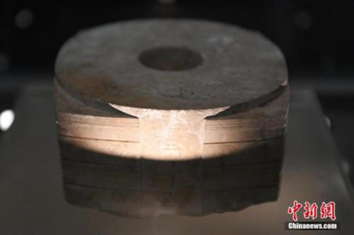 资料图：浙江博物馆展出镇馆之宝——“良渚玉琮王”。中新社记者 王远 摄