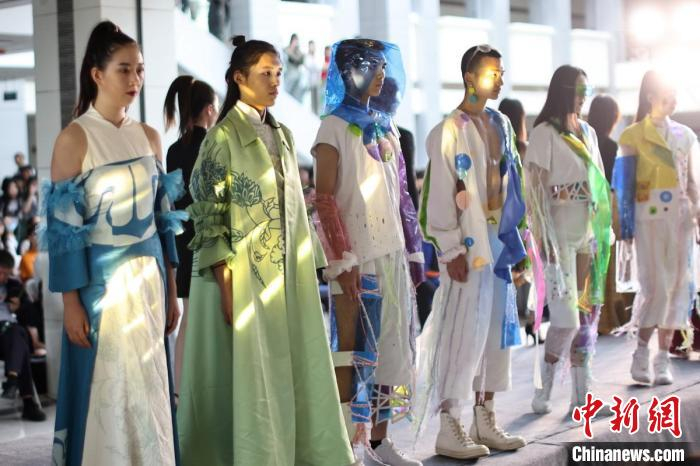 时装秀展现了学生们对服装艺术设计的时代感悟与思考。　泱波 摄