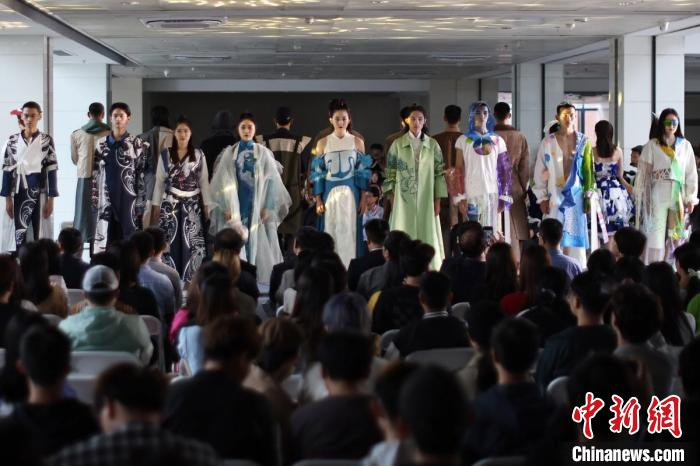 大学生们身着创意时装集体亮相。　泱波 摄