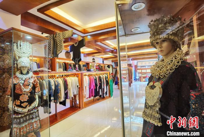 图为欧东花民族服饰博物馆内，除了展示藏品外还售卖一些民族服饰。　龙永明 摄