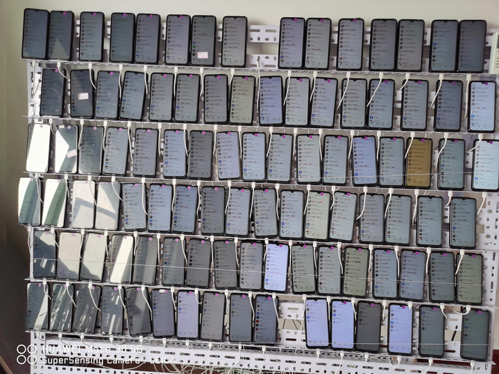 图为：犯罪现场诈骗分子正在使用的手机 央广网发 通讯员供图