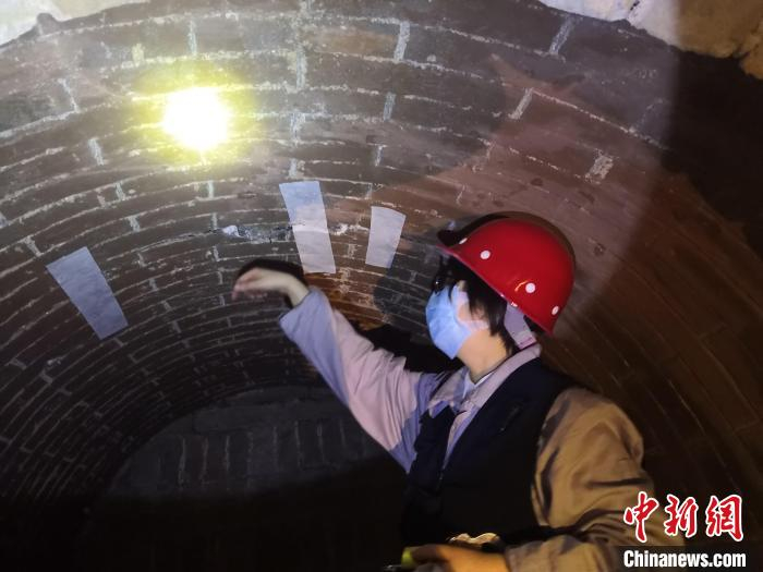 图为博物馆工作人员在古墓中工作。　洛阳古代艺术博物馆供图
