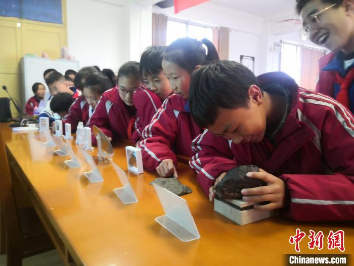 图为陨石馆开展科普活动，贵阳市的学生近距离参观陨石。　受访者供图