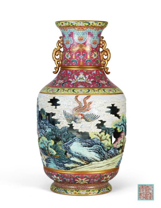 清乾隆 御制洋彩胭脂红地轧道雕瓷镂空“有凤来仪 百鸟朝凤”图双螭耳大转心瓶（保利拍卖供图）