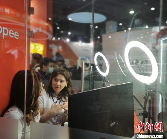 资料图：商家把直播间“搬”到了展会。中新社记者胡亦心 摄