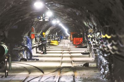 千军台矿区井下巷道已基本改造完毕 摄影/本报记者 郭谦