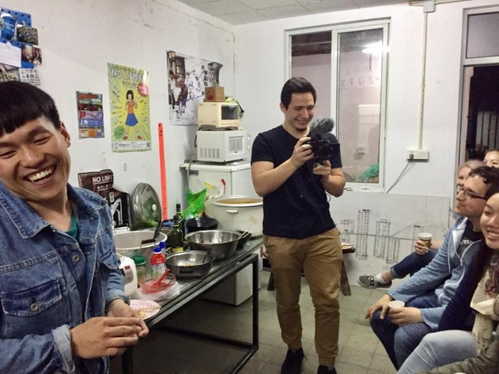 中国和美国年轻人在定海桥互助社共餐和交流。照片由JulieChun提供