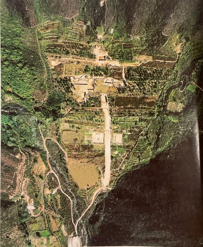 金陵主陵区全景鸟瞰。选自北京市文物研究所编《北京金代皇陵》