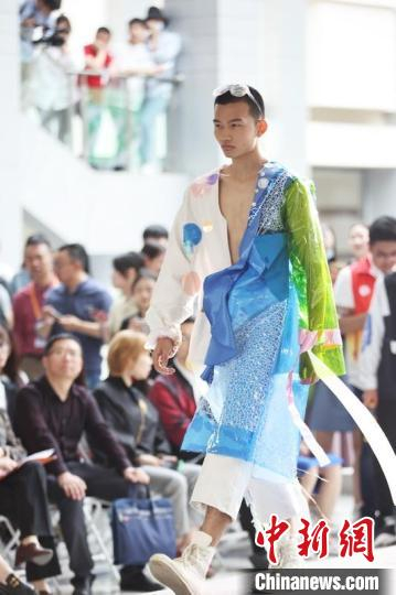 极具现代气息的设计元素融入毕业服装设计。　泱波 摄