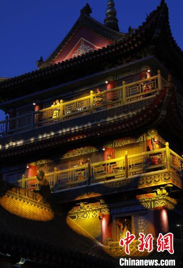 演员在黄河楼角楼上表演。　杨迪 摄