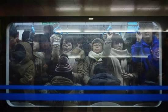 乘客拥挤的北京地铁车厢 资料图来自新华社 