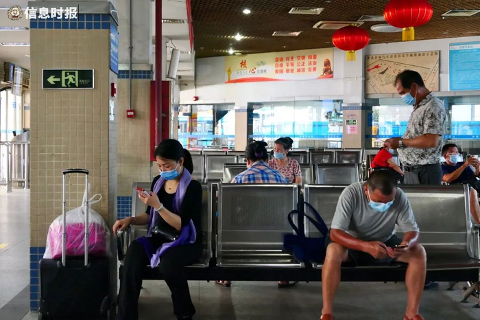 候车厅里乘客不多。信息时报记者 徐敏 摄