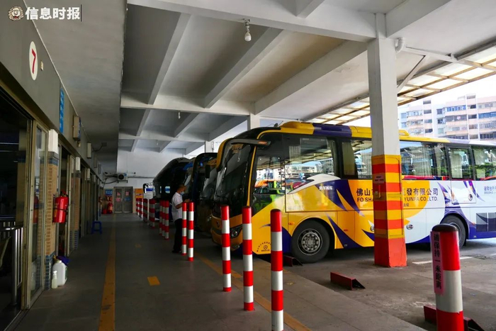 候车厅外停放着客运车辆。信息时报记者 徐敏 摄
