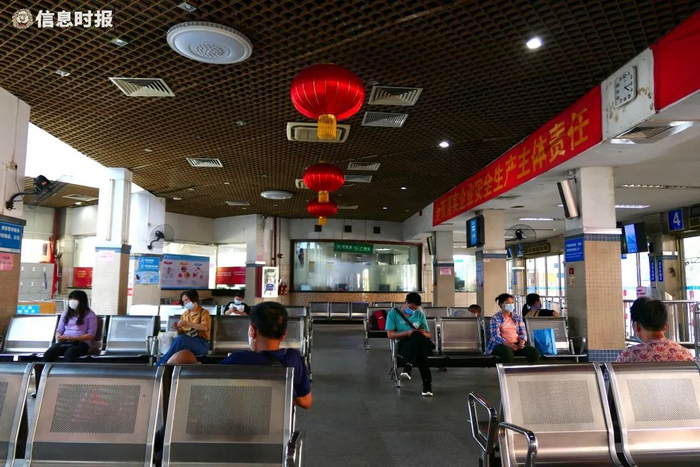 候车厅里乘客不多。信息时报记者 徐敏 摄