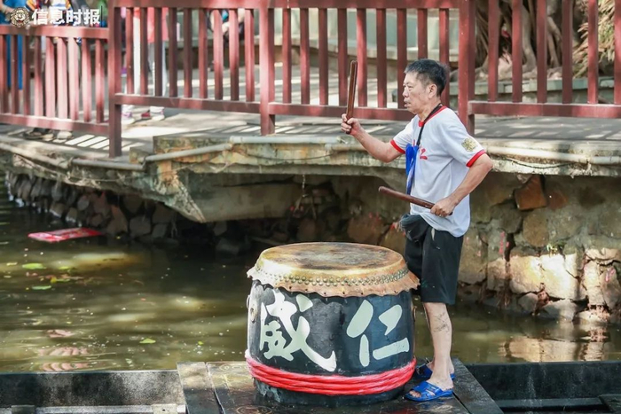 村民击鼓。信息时报记者 陈文杰 摄