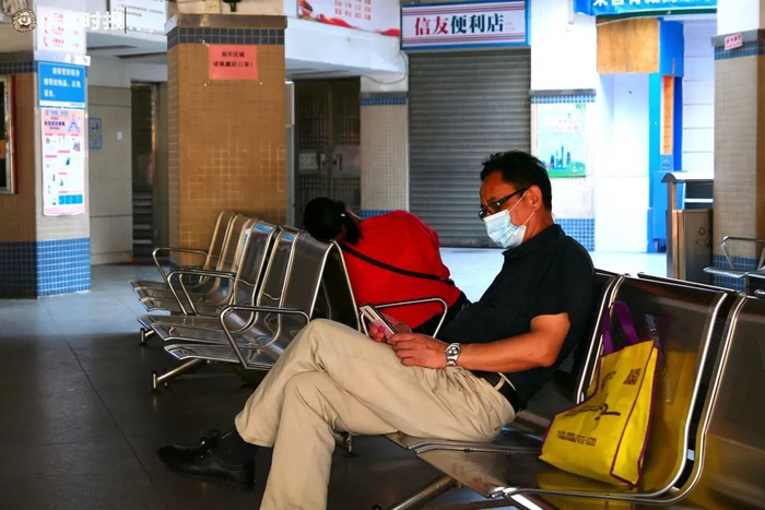 乘客在候车厅候乘。信息时报记者 徐敏 摄