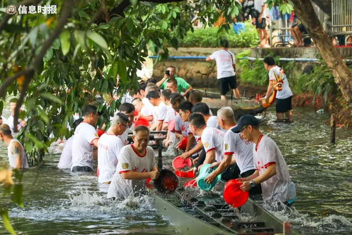 村民们为刚刚“起”出来的龙船做清洁。信息时报记者 陈文杰 摄