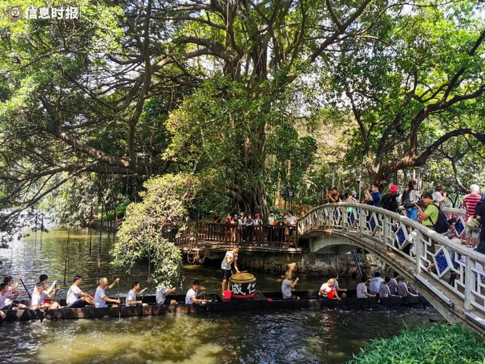 龙船成功“起”了上水面，村民们坐上龙船，在荔湾湖内巡游。信息时报记者 陈文杰 摄