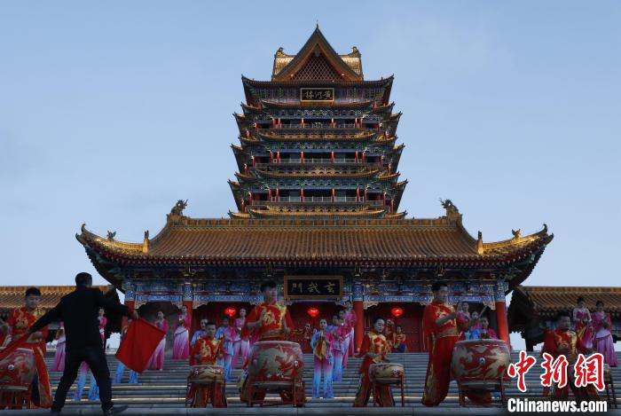 山西风格舞蹈《黄河鼓韵》。　杨迪 摄