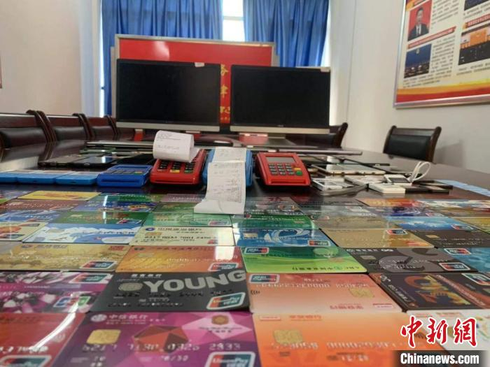 警方查获的电脑、手机、银行卡等作案工具。　陈沿佑 摄