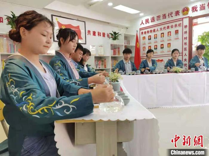 图为兰州市城关区草场街街道砂坪村社区为辖区就业困难民众提供茶艺培训、形体礼仪、评茶技能等技能培训。　张婧 摄