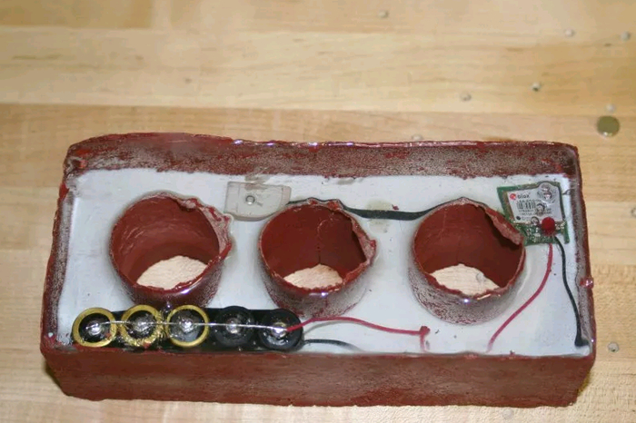 　在阿富汗战场，伪装成砖块的通信装置