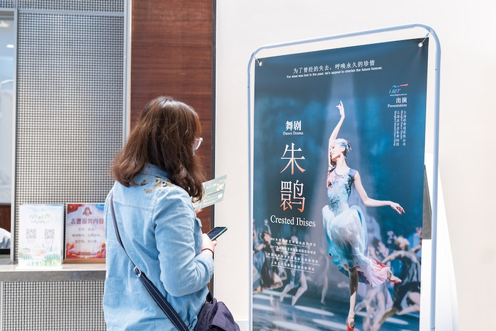 市民正在购买市民卡（央广网发 九棵树（上海）未来艺术中心 供图）