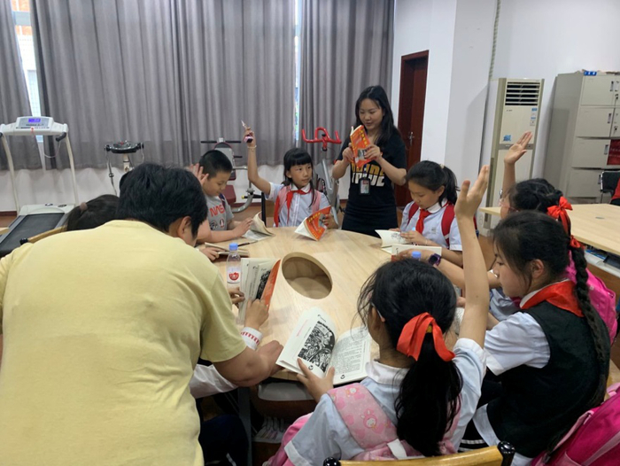 党员志愿者讲红色经典故事（央广网发 石坪村社区供图）