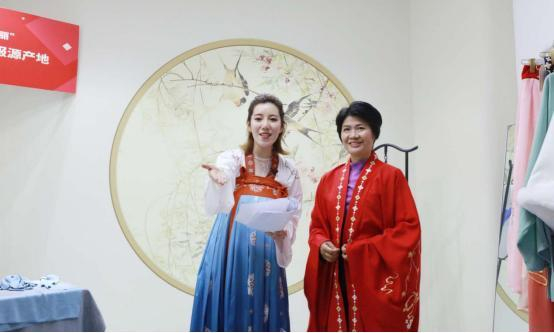 曹县县委副书记、县长梁惠民（右）