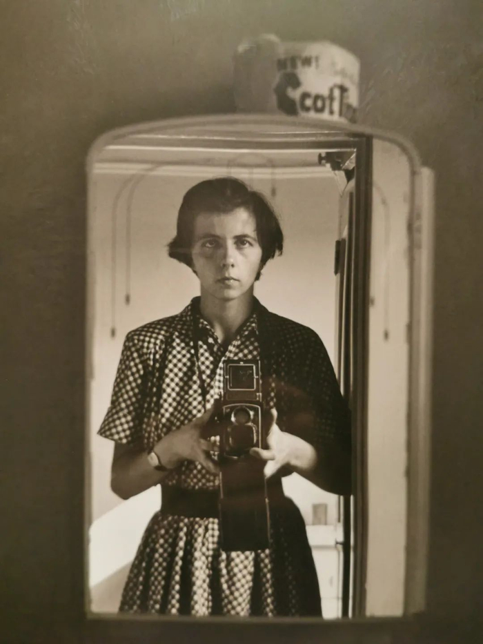 展览现场展出的薇薇安·迈尔自拍。本报记者林晓蔚摄