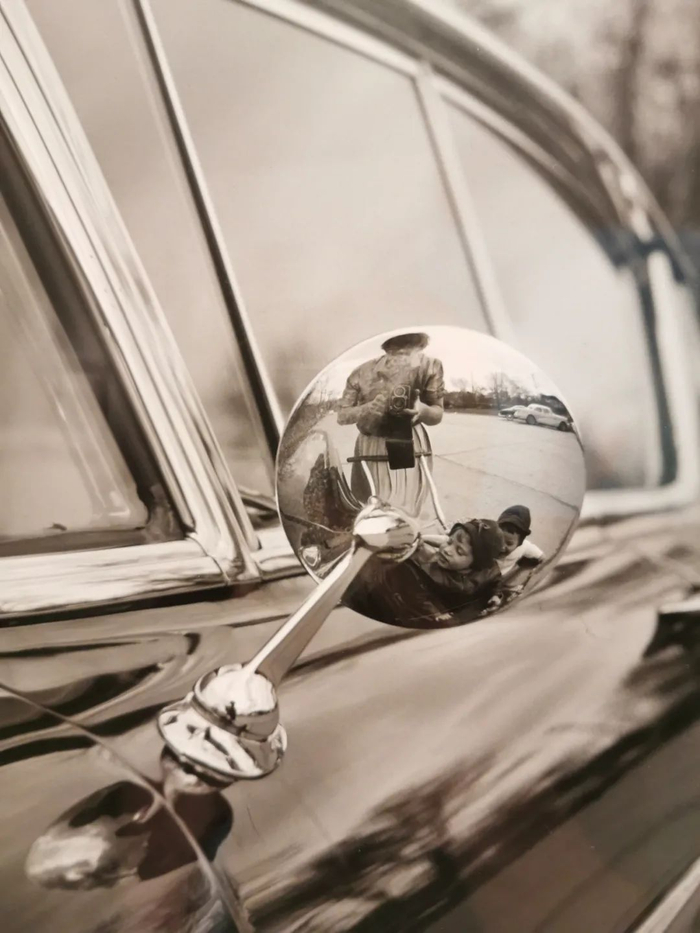 展览现场展出的薇薇安·迈尔自拍。本报记者林晓蔚摄