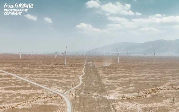△达坂城风力发电站，中国最大的风能基地，在这可以看到自然力量（博格达峰）和现代工业（风力发电）的交相辉映。不过当天天气不好，我并没有拍到……2021年摄。