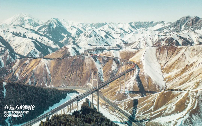 △果子沟大桥，新疆第一大桥，也是中国首座公路钢桁梁斜拉桥。大桥所在的果子沟向北直上是赛里木湖，向南直下是伊犁河谷，可以说是伊犁地区的天然门户。2021年摄。