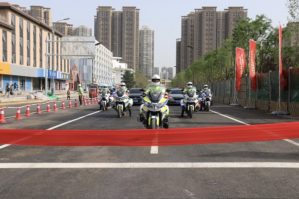 道路即将通车 （央广网发 惠琛瑶 摄）