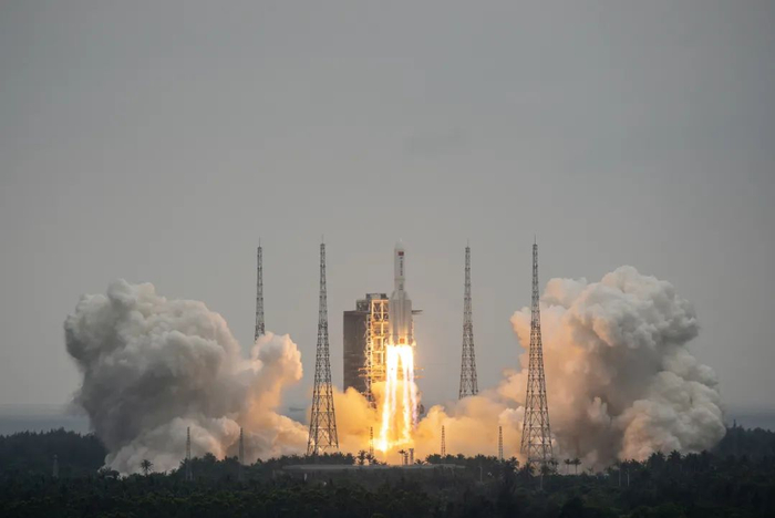 2021年4月29日，海南文昌，长征五号B遥二运载火箭搭载空间站天和核心舱，在海南文昌航天发射场发射升空。（人民视觉）