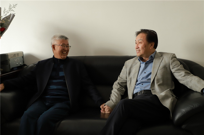 包军慰问国家级教学名师、动医学院教授王洪斌。东北农业大学 供图