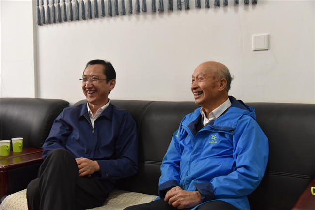 李长生慰问省劳动模范、园艺园林学院教授李景富。东北农业大学 供图