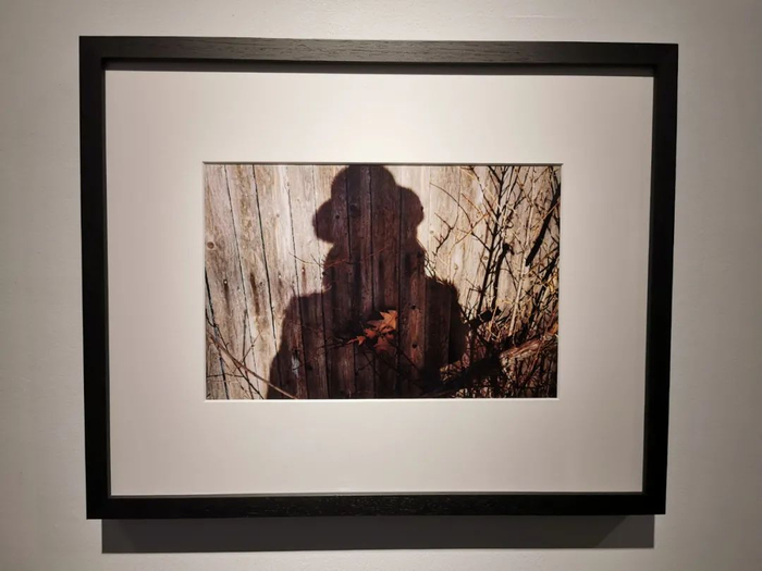 展览现场展出的薇薇安·迈尔自拍。本报记者林晓蔚摄