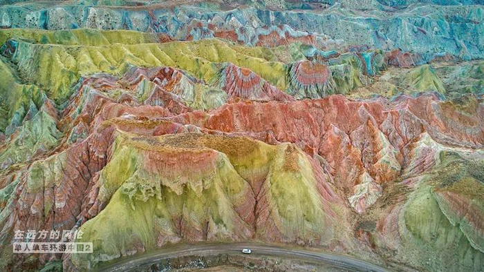 △昌吉硫磺沟，离乌鲁木齐仅30公里的丹霞雅丹土林混合景观，绵延100多公里，我认为它是最妖艳、最光怪陆离的，同时也是自驾新疆最值得去的地方之一。