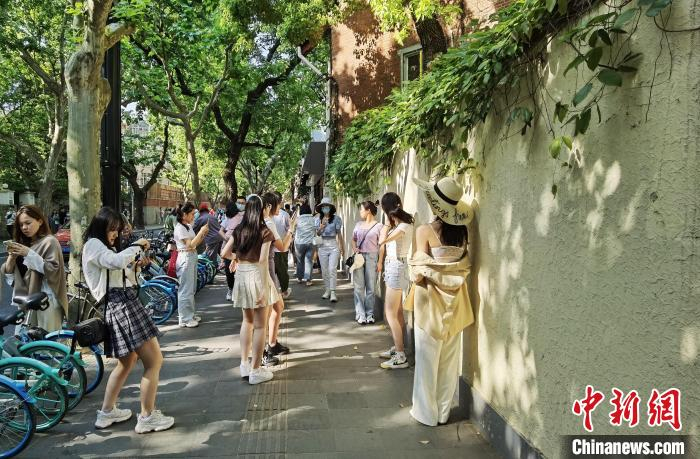 民众在武康路上自拍留念。　汤彦俊 摄