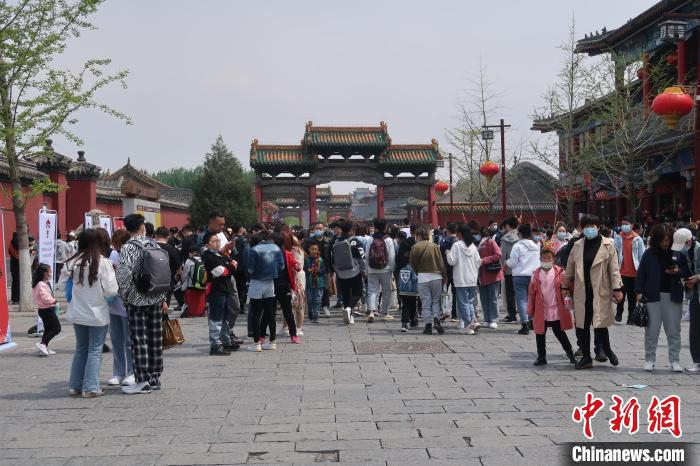 “五一”小长假首日，沈阳故宫游人如织。　韩宏 摄