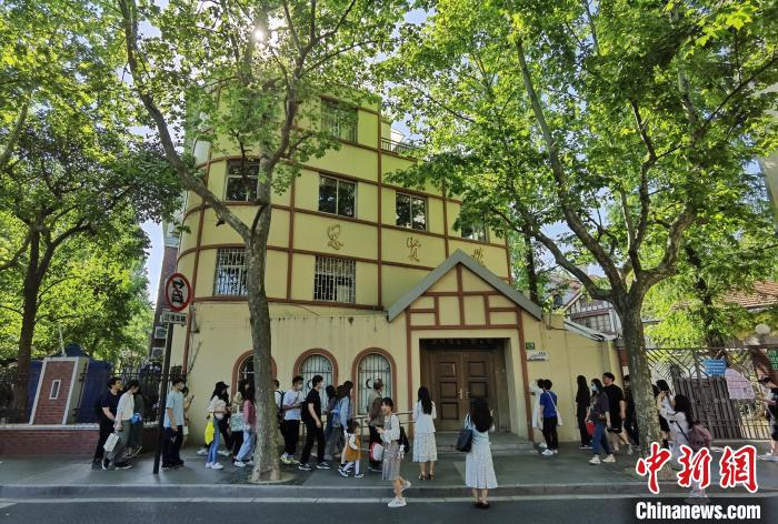 武康路道路两边的建筑风格极具欧陆风情，西班牙式、法国文艺复兴式各类特色建筑随步可见。　汤彦俊 摄