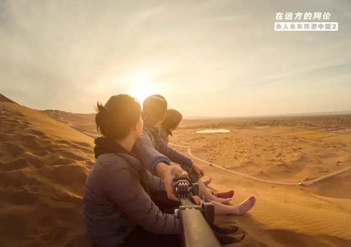 △库木塔格沙漠，可能是离乌鲁木齐最近的且最纯正的沙漠。2017年摄。