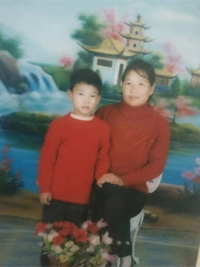韩仕梅和儿子。受访者供图
