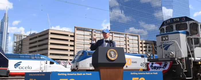 拜登在庆祝美铁成立50周年活动上发表演讲 视频截图
