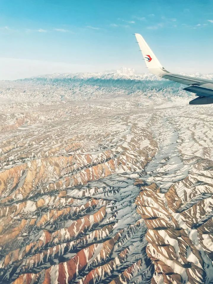 △天山山脉，横亘新疆全境，是准噶尔盆地和塔里木盆地的天然地理分界，也是新疆地理的独特标志。