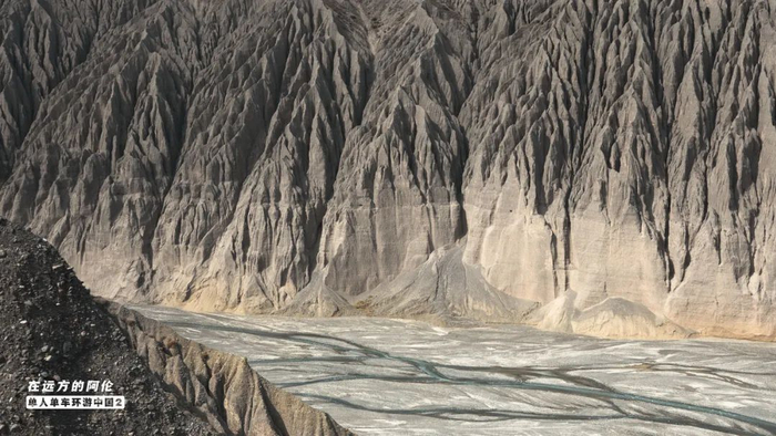 △奎屯大峡谷，两岸的崖壁上是成叶脉垂直分布的沟壑，这些沟壑都是千万年大自然日积月累的杰作。2017年摄。